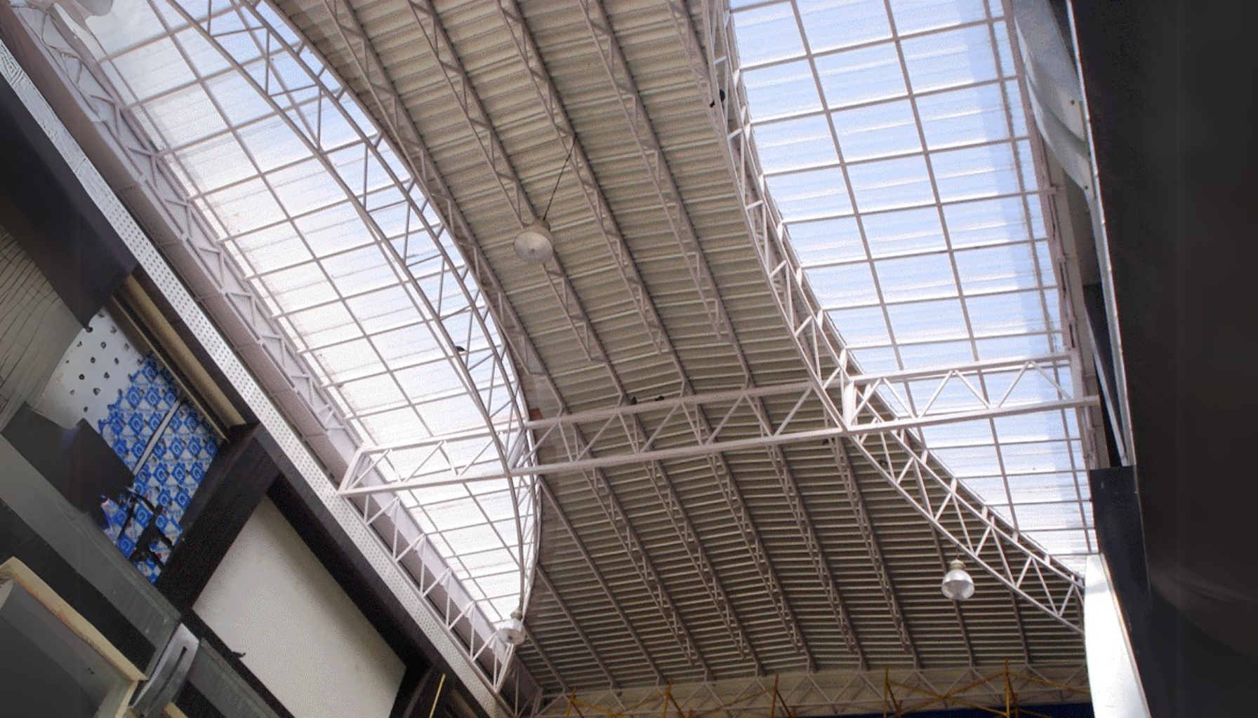 5 Maintenance Tips for Your Polycarbonate and Steel Shades for Commercial Buildings